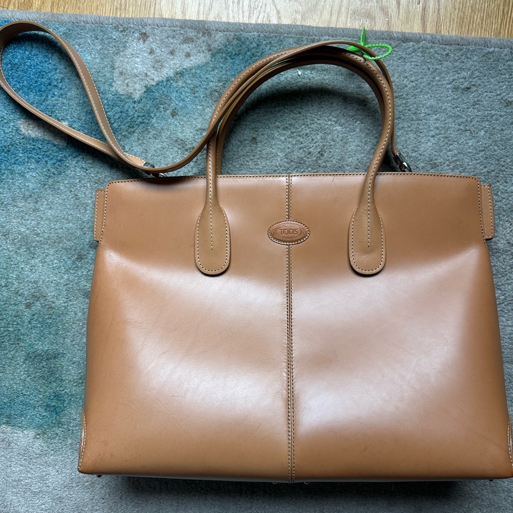 Tod’s two way leather shoulder bag in great used condition